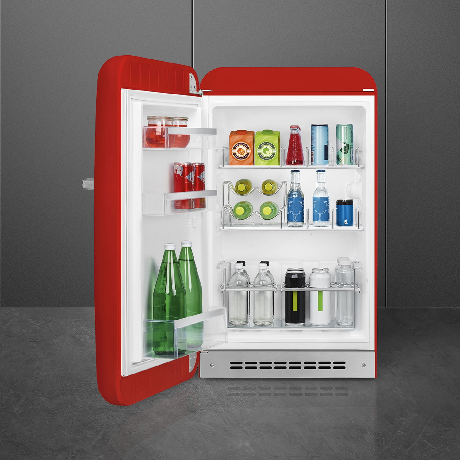 Mini frigo Smeg rosso, porta aperta, bevande all'interno.