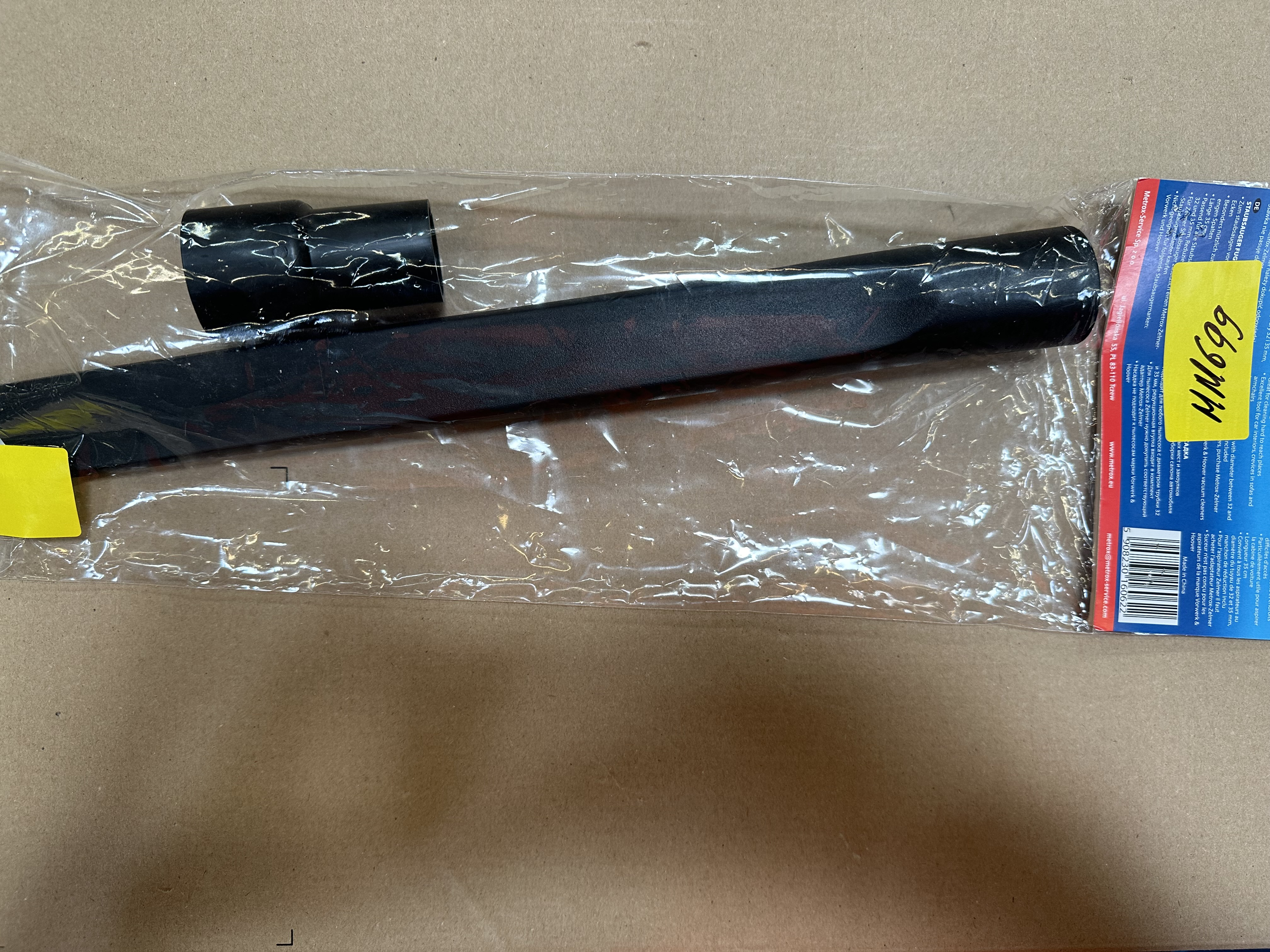 Waga cyfrowa z jagodami i liśćmi, wyświetlająca wagę.