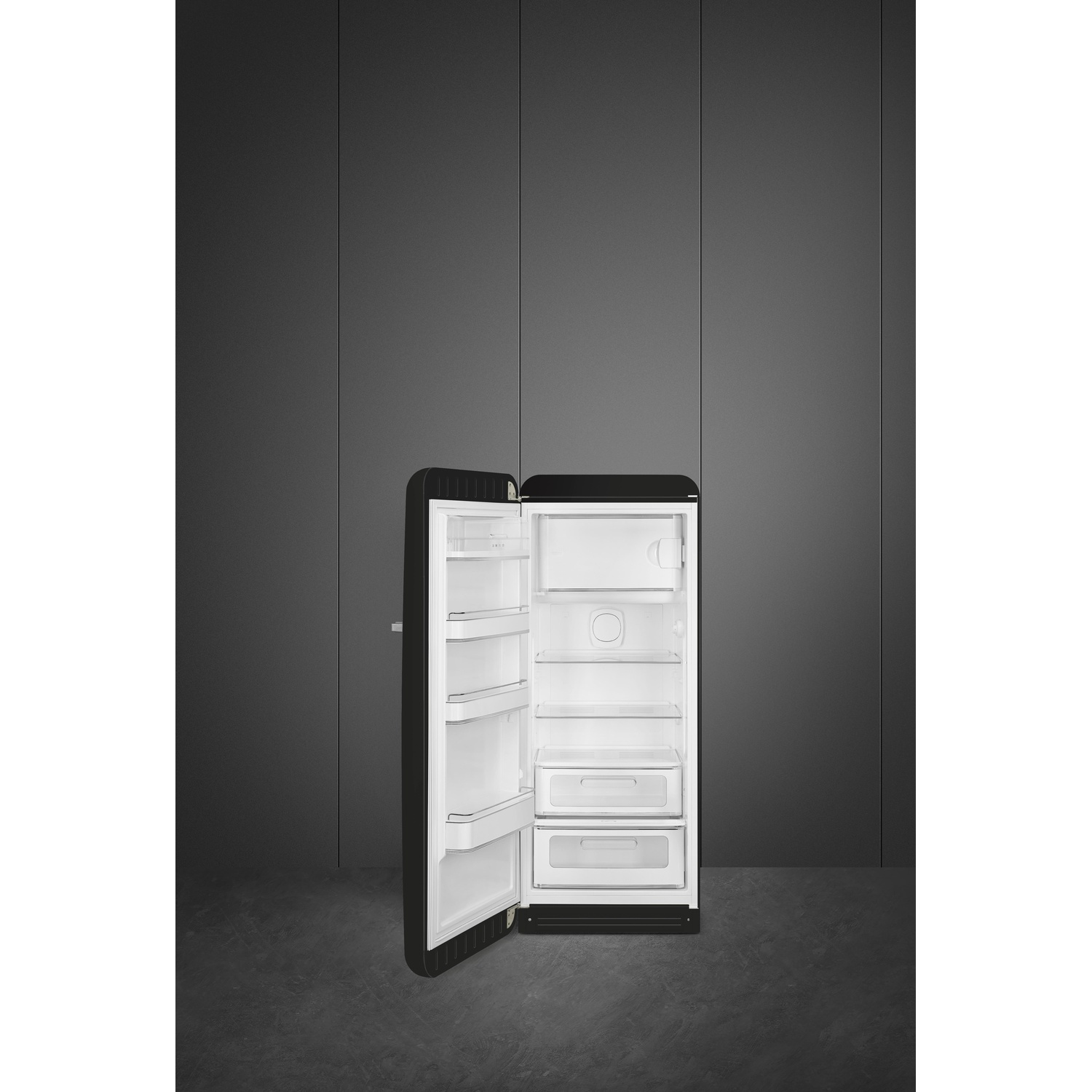 Frigorifero nero con la porta aperta. L'interno ha ripiani e cassetti. Parete grigia sullo sfondo.
