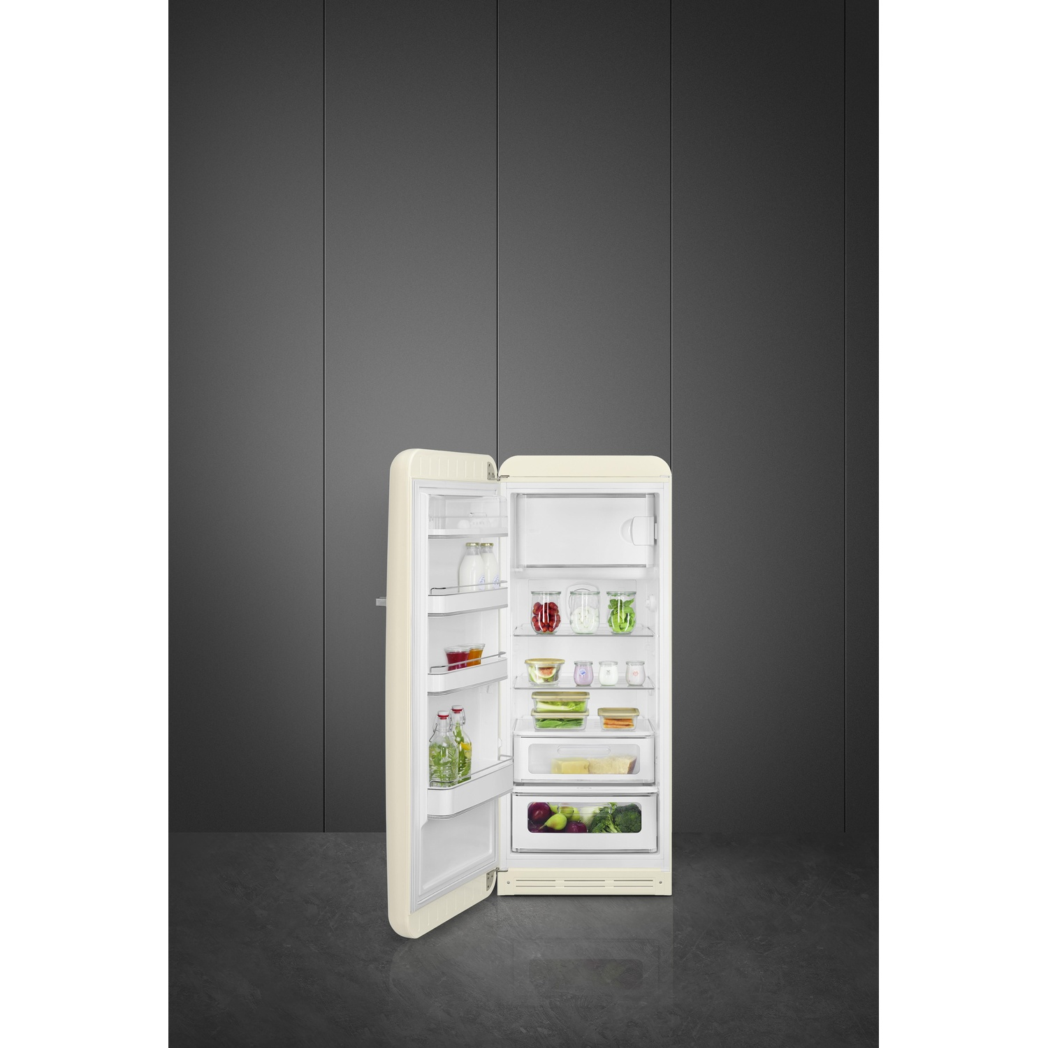 Frigorifero SMEG color crema con la porta aperta. L'interno ha ripiani con generi alimentari.