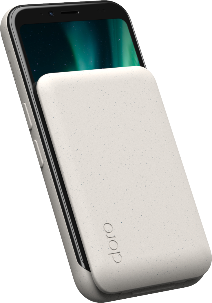 Telefon in cremefarbener Hülle, Bildschirm zeigt Aurora. Die Hülle hat 'doro'-Branding. Es ist angewinkelt.