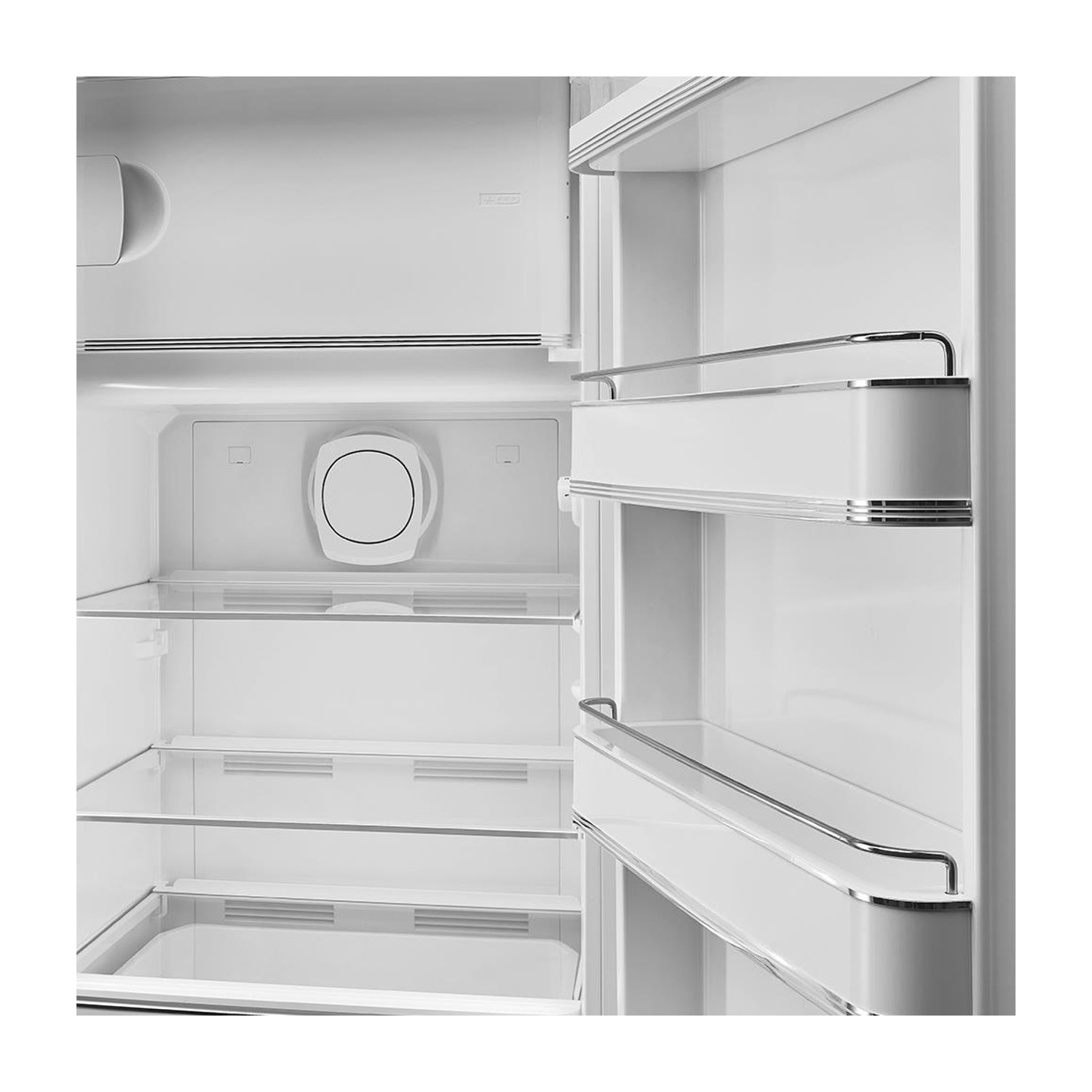 Interno frigorifero bianco, ripiani vuoti, porta aperta. Maniglie in metallo. Interno bianco, ripiani in vetro.