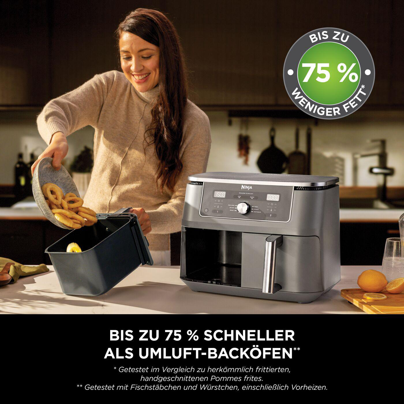 Eine Ninja-Heißluftfritteuse mit Zubehör und der Box. Text lautet: LIEFERUMFANG und Eigenschaften.