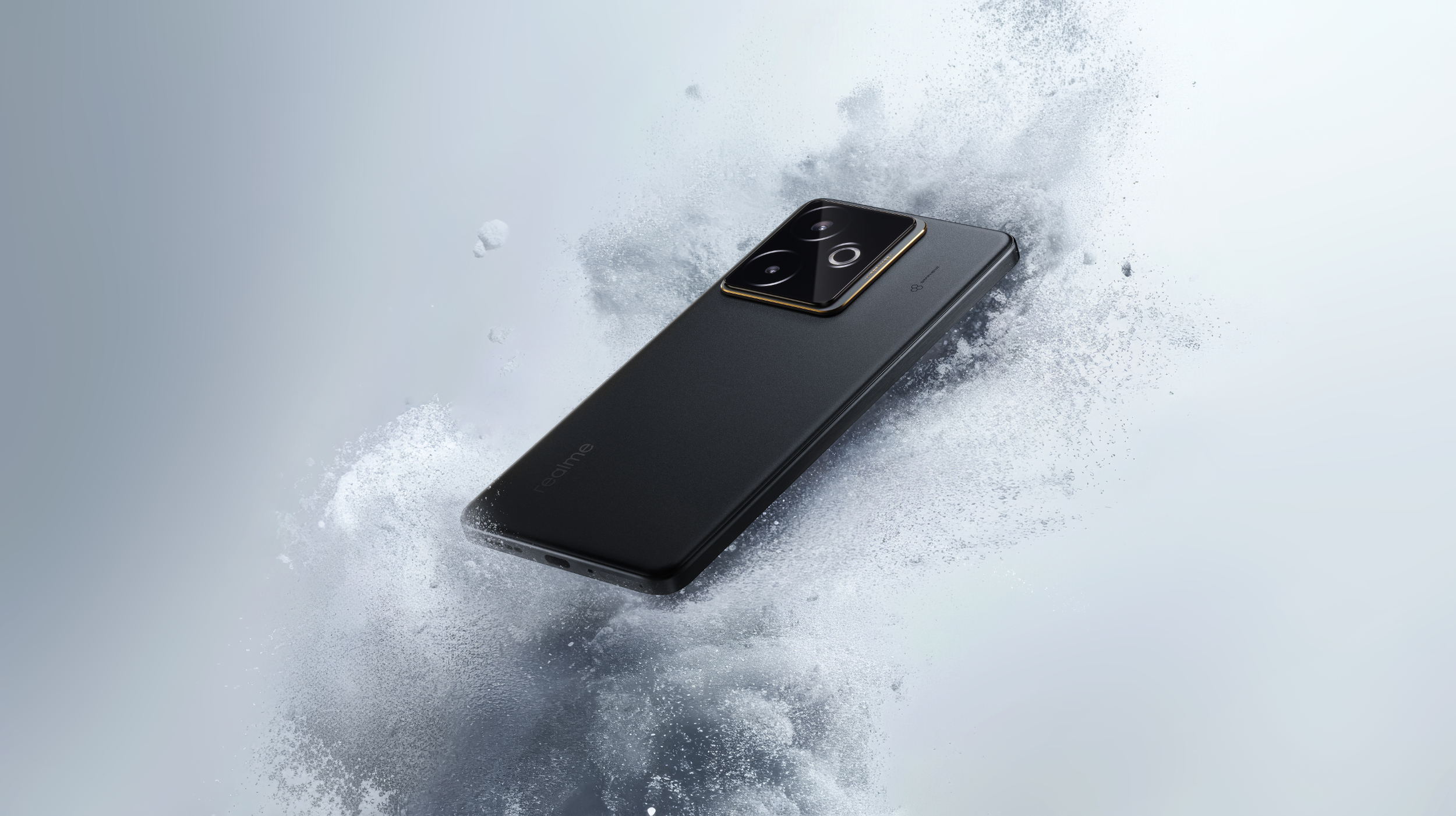 Czarny telefon ze złotymi akcentami, pod kątem, unoszący się na białym tle z efektami chmur.