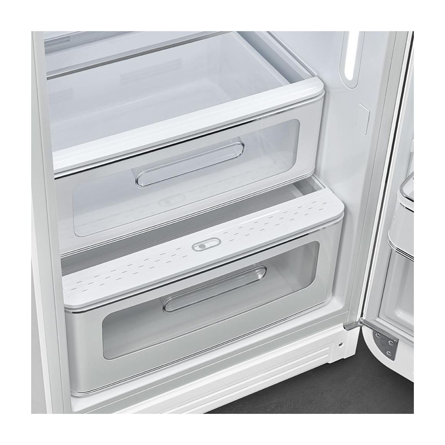 Interno frigorifero: bianco, cassetti con maniglie cromate. Interno bianco. Pavimento nero.