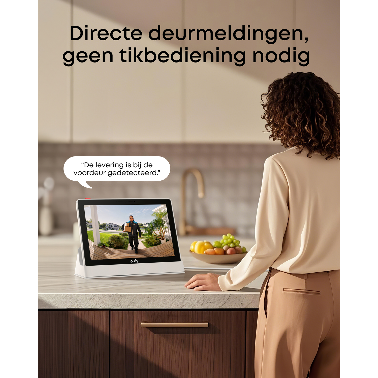 Vrouw in een keuken die naar een witte tablet kijkt, die een bezorgmelding toont.
