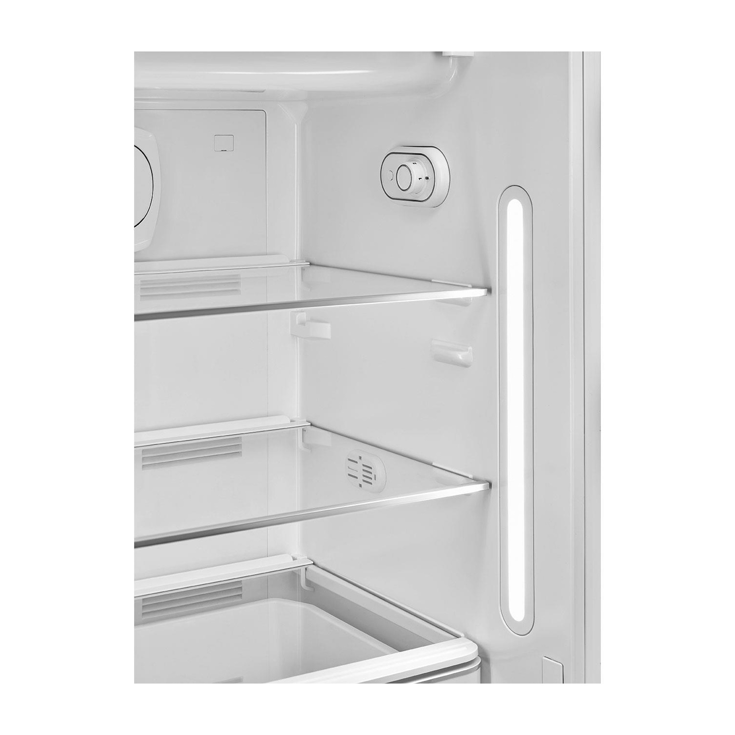 Interno del frigorifero SMEG verde. Ripiani, luce e pannello di controllo visibili.