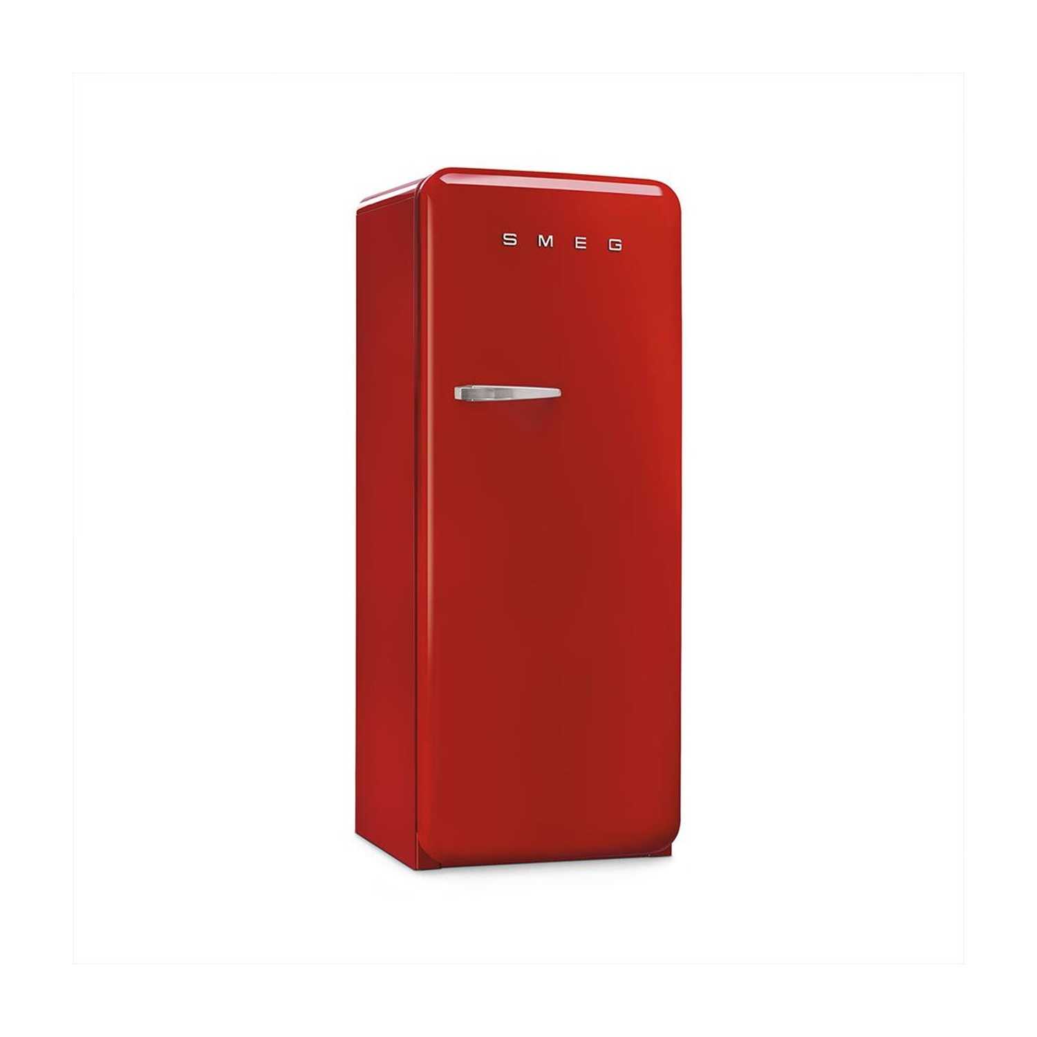 Frigorifero SMEG rosso angolato. Maniglia argentata. Sfondo bianco.