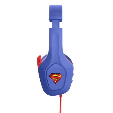 Niebieskie i czerwone słuchawki Supermana na czarnym tle. Logo jest na uchu.