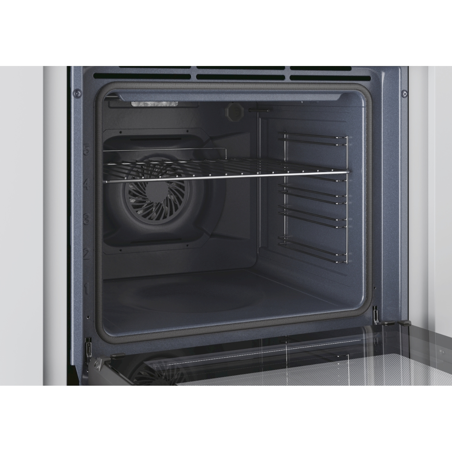 Primo piano di un forno aperto, che mostra l'interno con ventola e griglia.