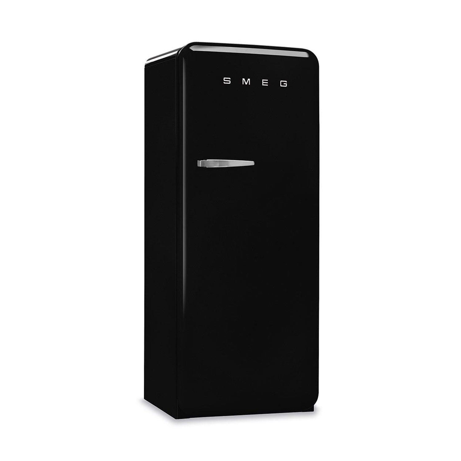 Un frigorifero SMEG nero su sfondo bianco. Ha un design retrò.