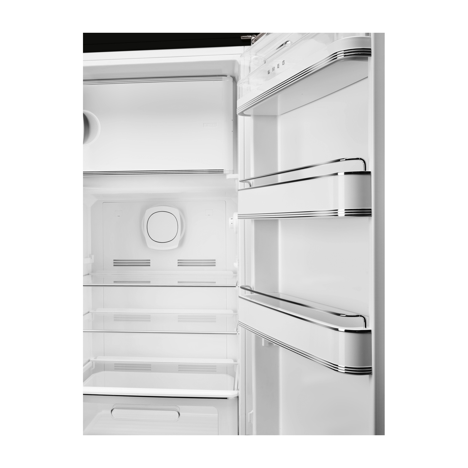 L'interno aperto di un frigorifero SMEG bianco. Ha ripiani in vetro e scomparti.
