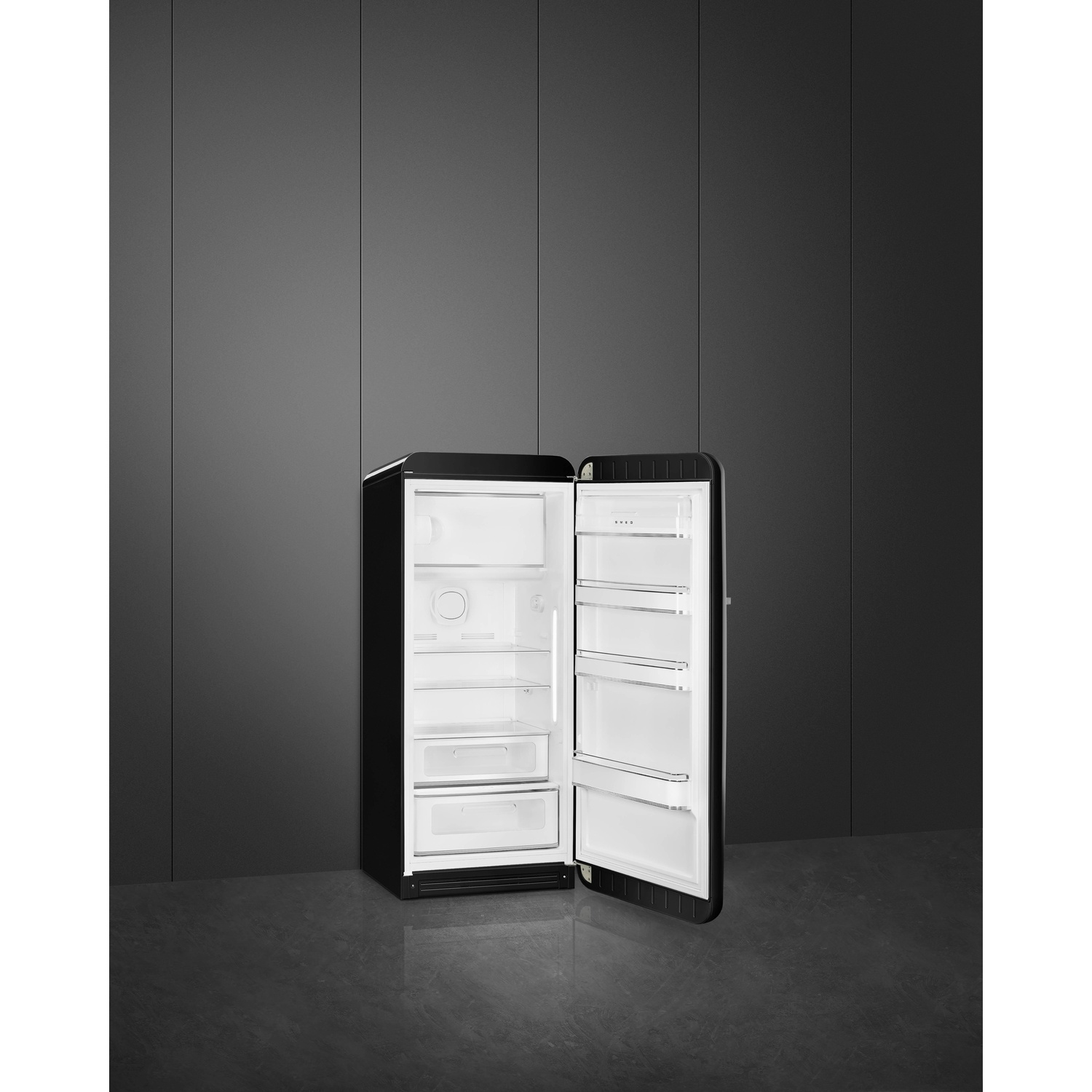 Frigorifero nero, porta aperta, contro un muro grigio.