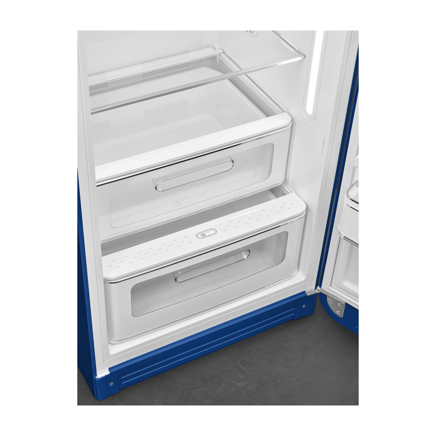 Interno del frigorifero blu con cassetti trasparenti.