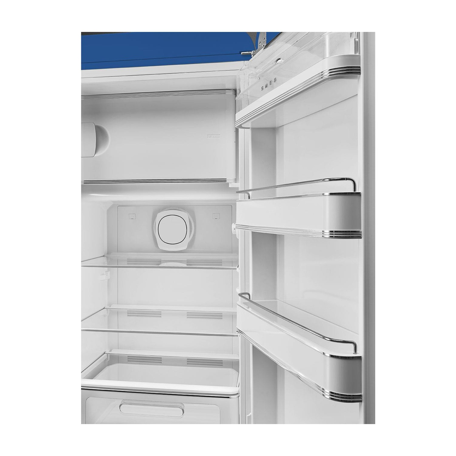 Interno del frigorifero, ripiani con cibo, porta aperta.