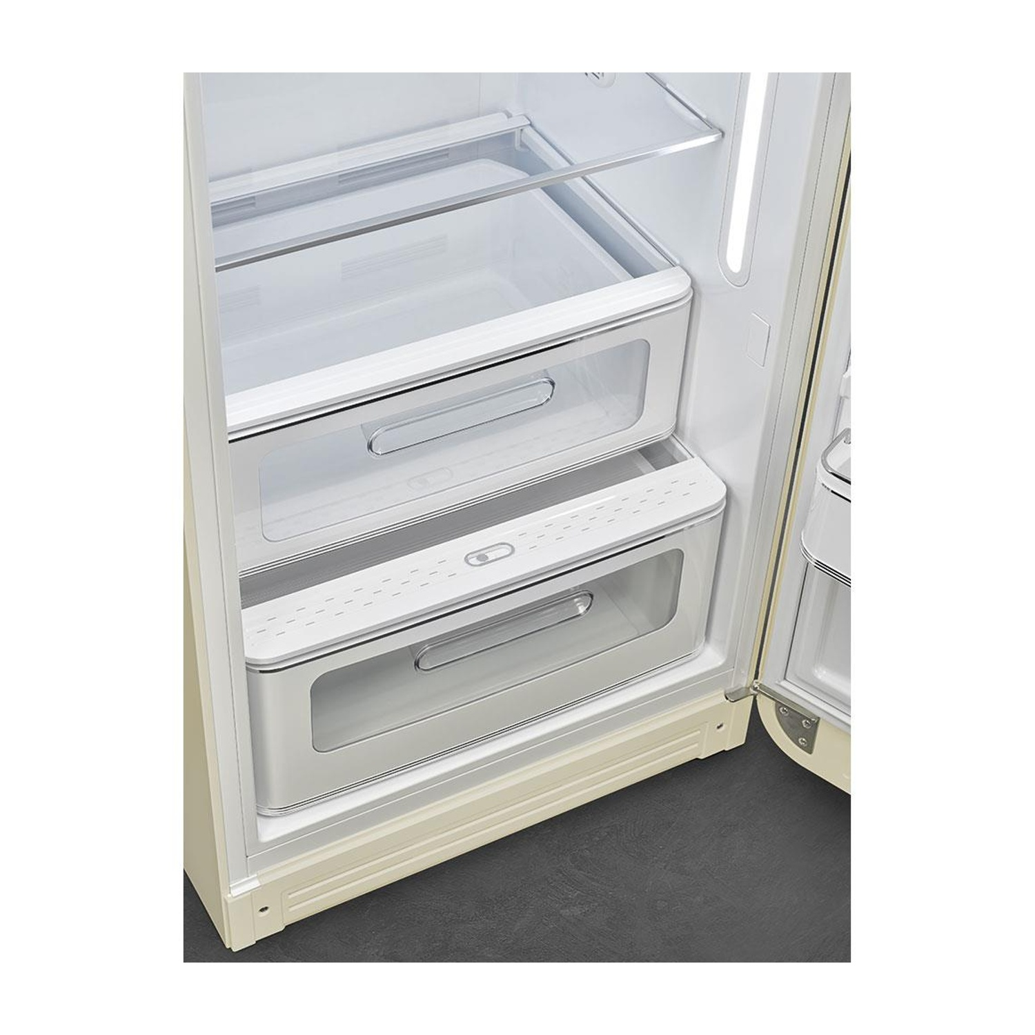 Interno del frigorifero con cassetti aperti. Due cassetti trasparenti in basso, ripiani in vetro sopra. Crema e bianco.