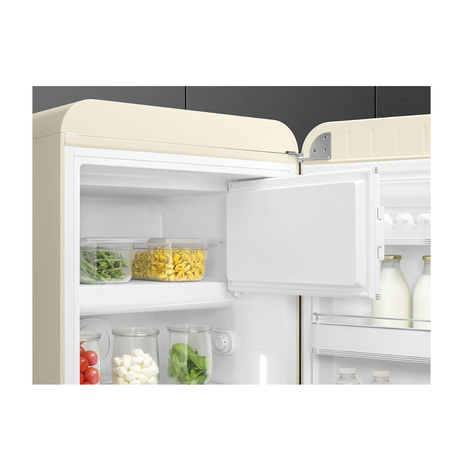 Interno del frigorifero con porta aperta. Contiene alimenti in contenitori trasparenti sugli scaffali.