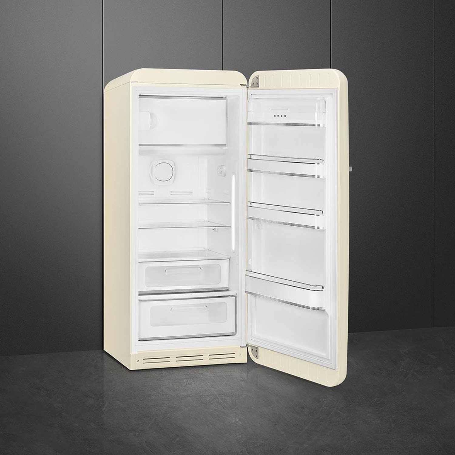 Frigorifero beige, porta aperta. L'interno mostra ripiani e cassetti. Sfondo scuro.