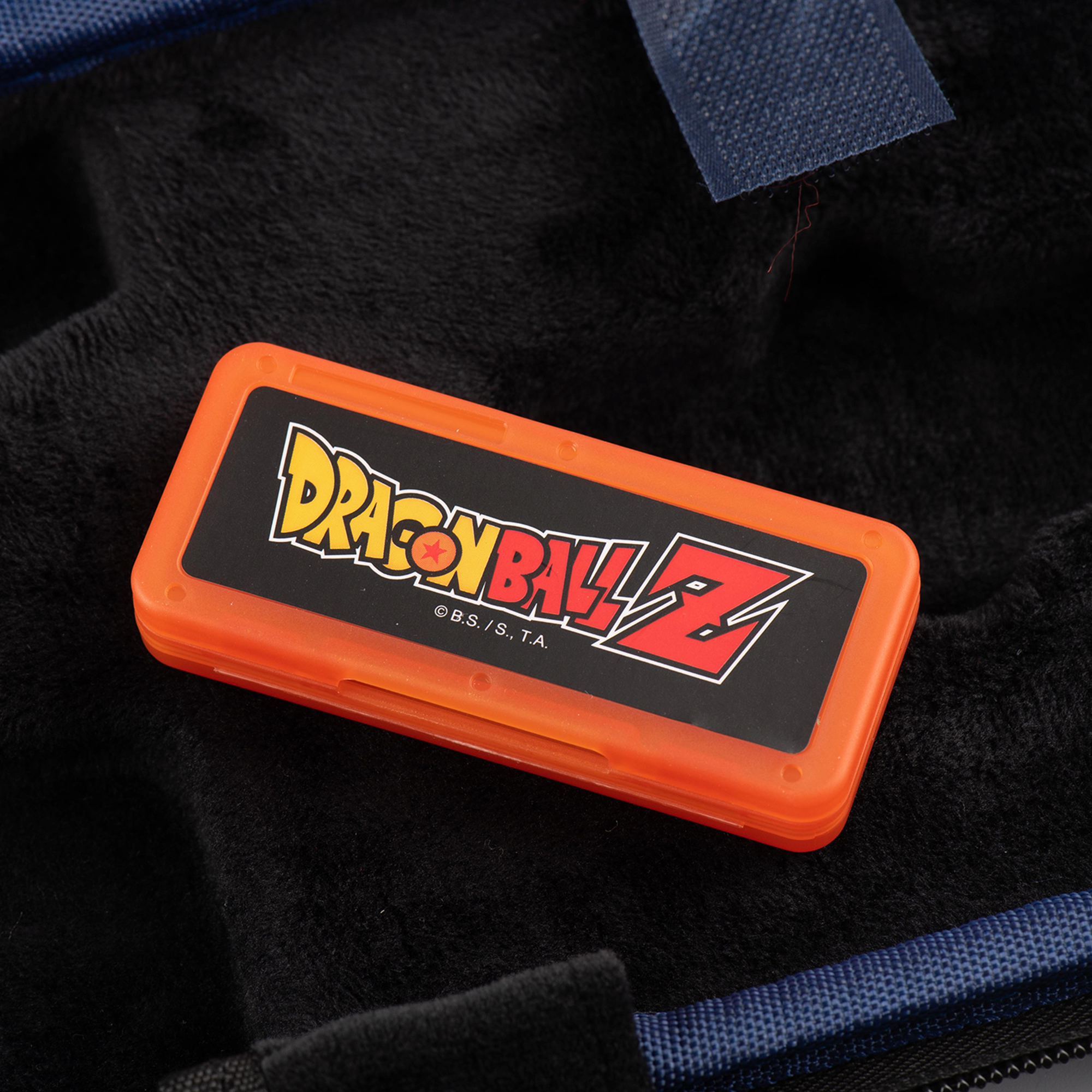 Orangefarbene Dragon Ball Z-Hülle auf schwarzer, flauschiger Oberfläche. Im Inneren befindet sich eine Hülle mit dem Dragon Ball Z-Logo.