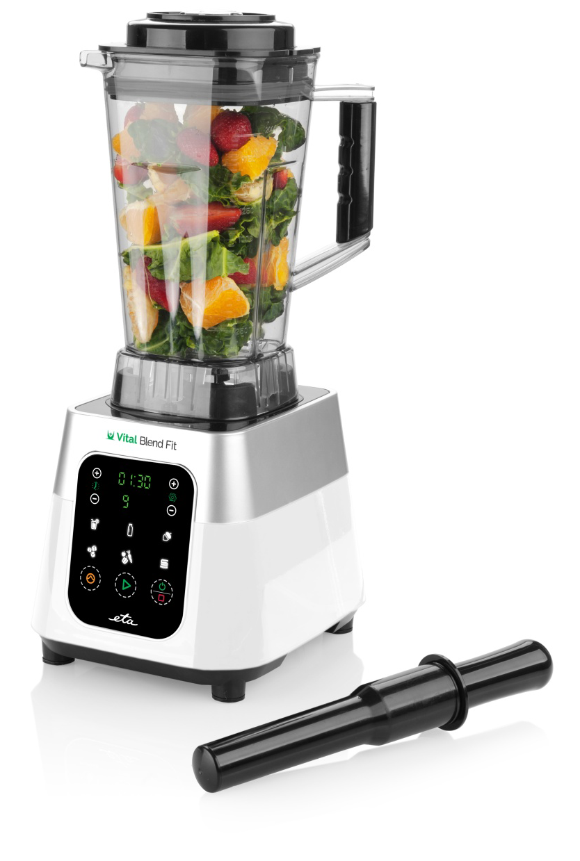 Fehér és ezüst turmixgép benne lévő összetevőkkel, plusz egy tartozék. A turmixgép digitális kijelzővel rendelkezik.