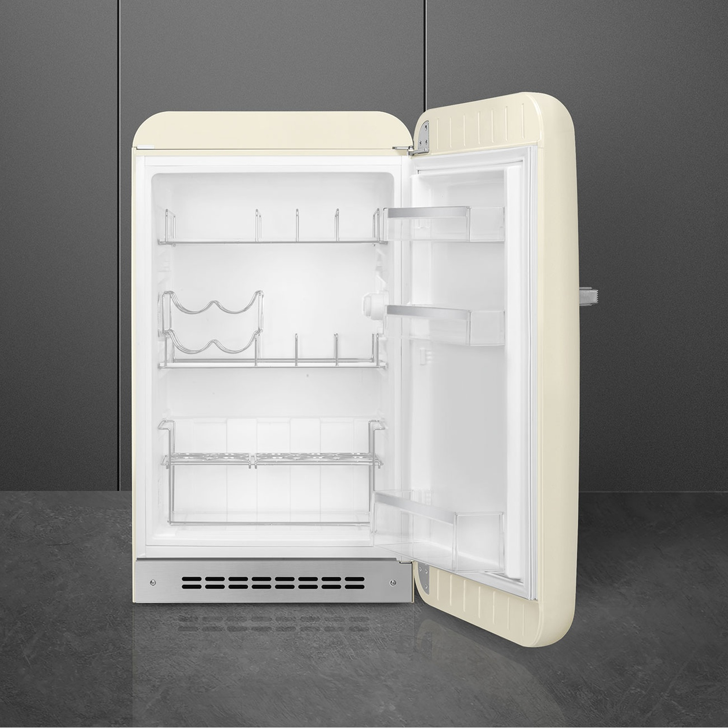 Frigorifero Smeg color crema con la porta aperta, che mostra ripiani e aree di stoccaggio.