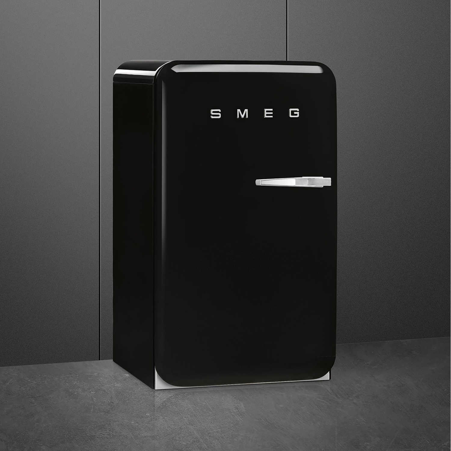 Frigorifero nero in stile retrò con la scritta SMEG sulla porta.