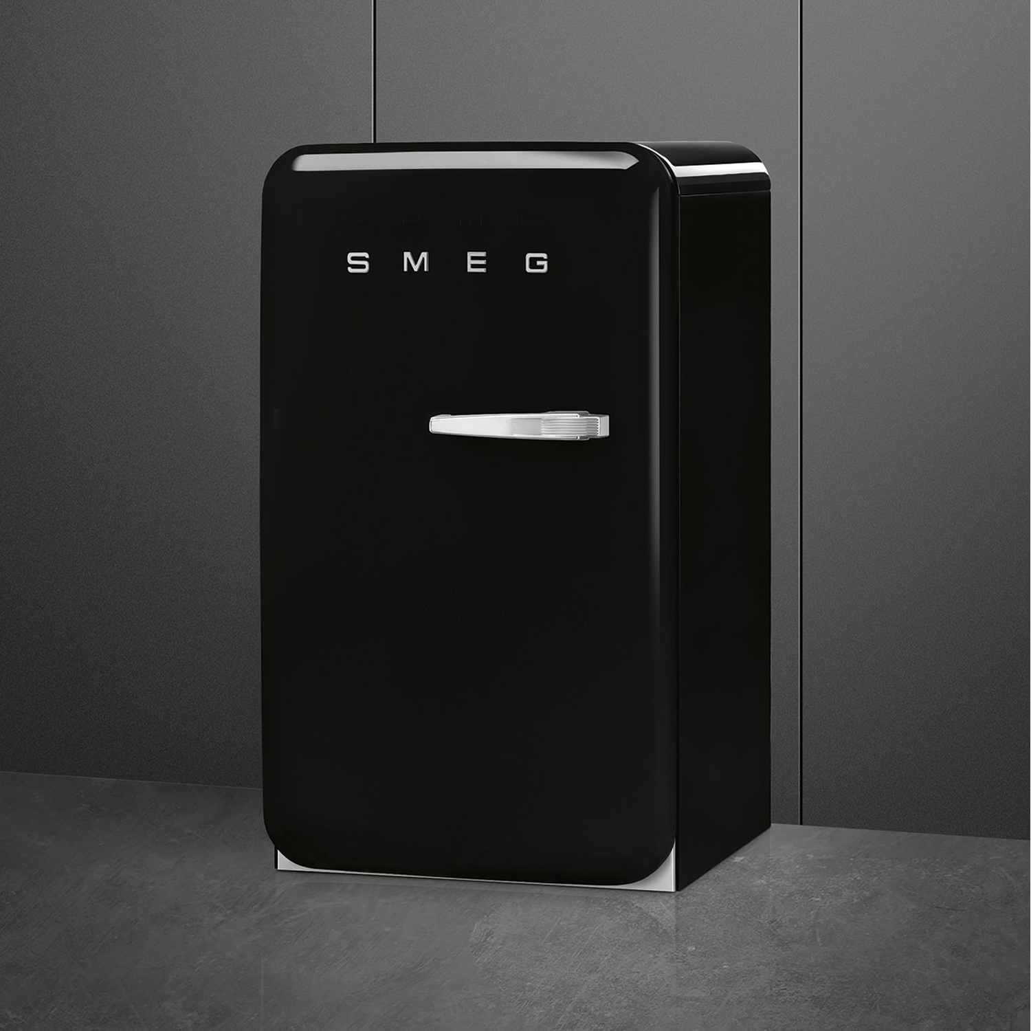 Frigorifero nero in stile retrò con la scritta SMEG sulla porta.