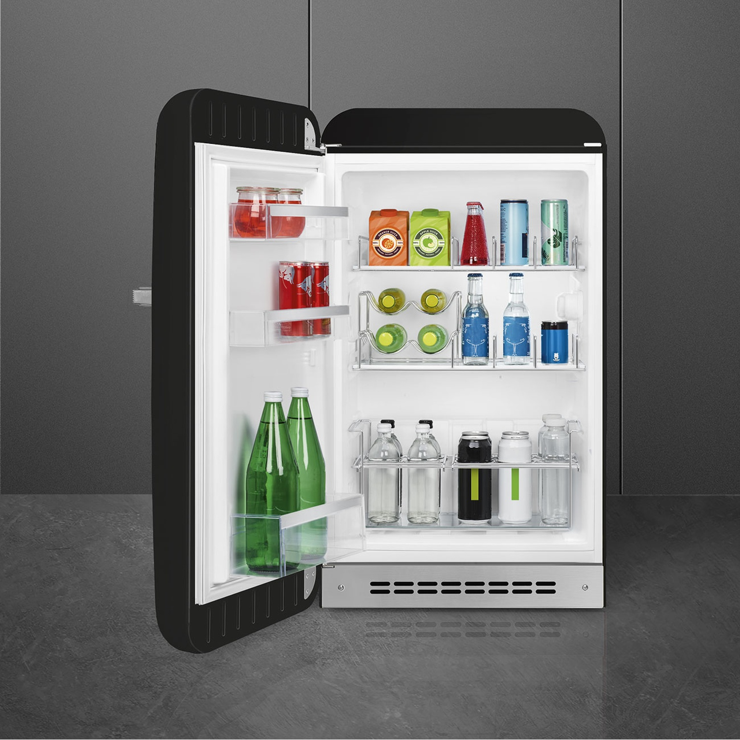Frigorifero nero, porta aperta, con contenuto visibile: cibo, bottiglie, lattine.