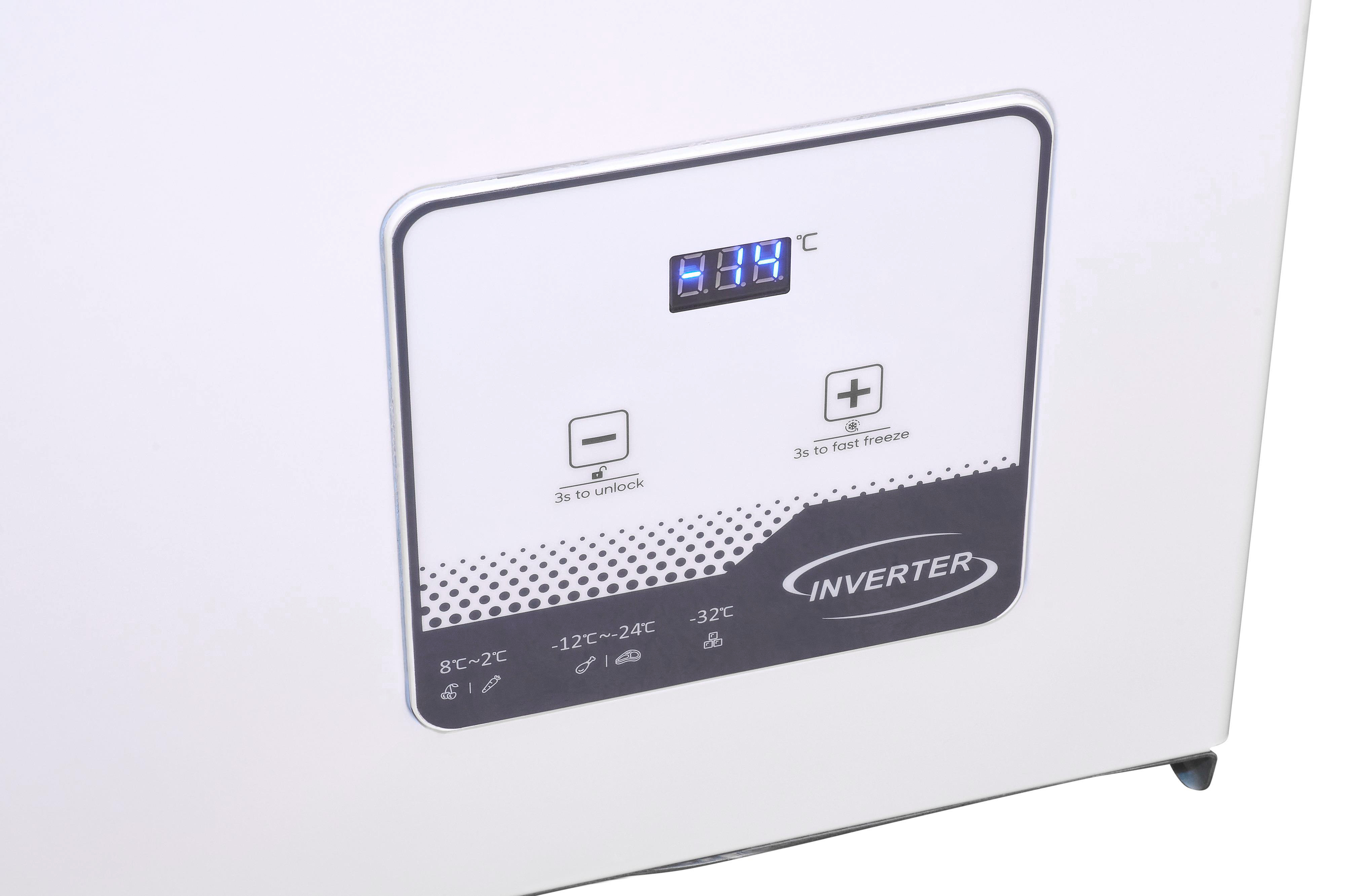 Bedienfeld einer Truhen-Gefriertruhe, das die Temperaturanzeige zeigt.