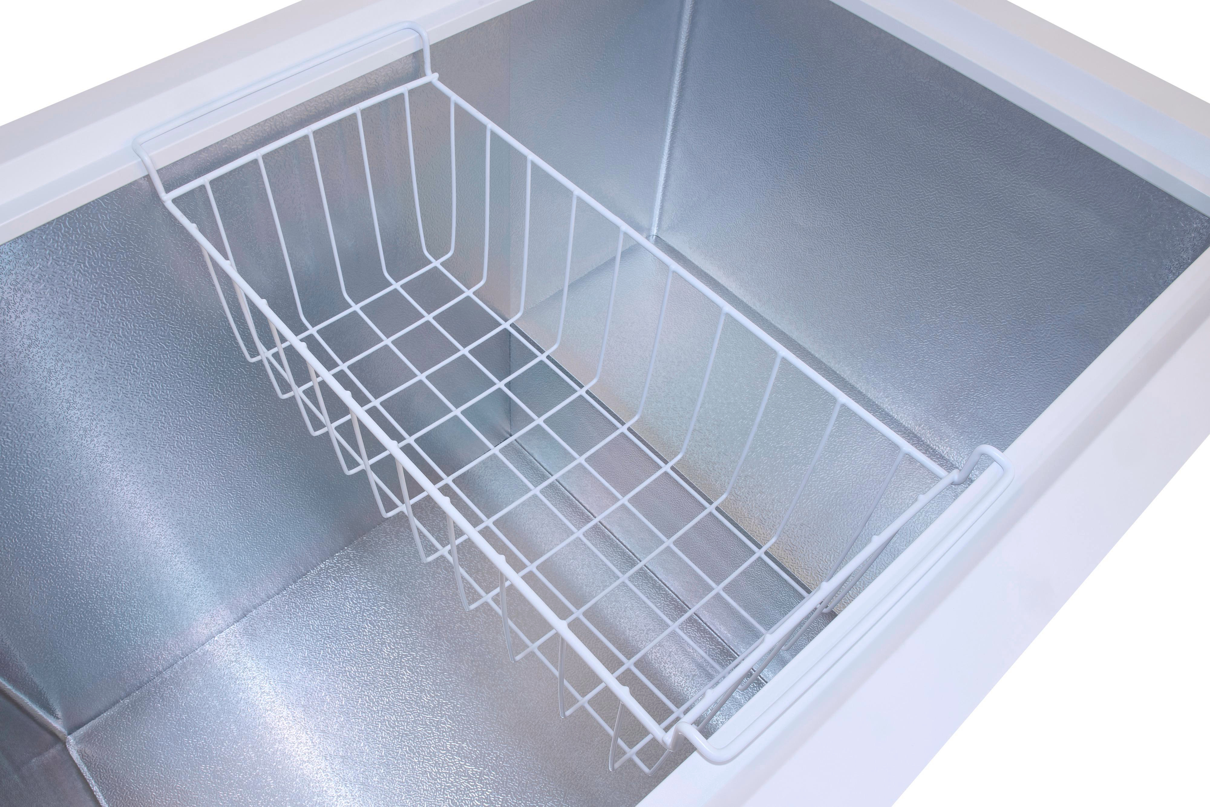 Inneres eines weißen Gefrierschranks mit einem weißen Drahtkorb.
