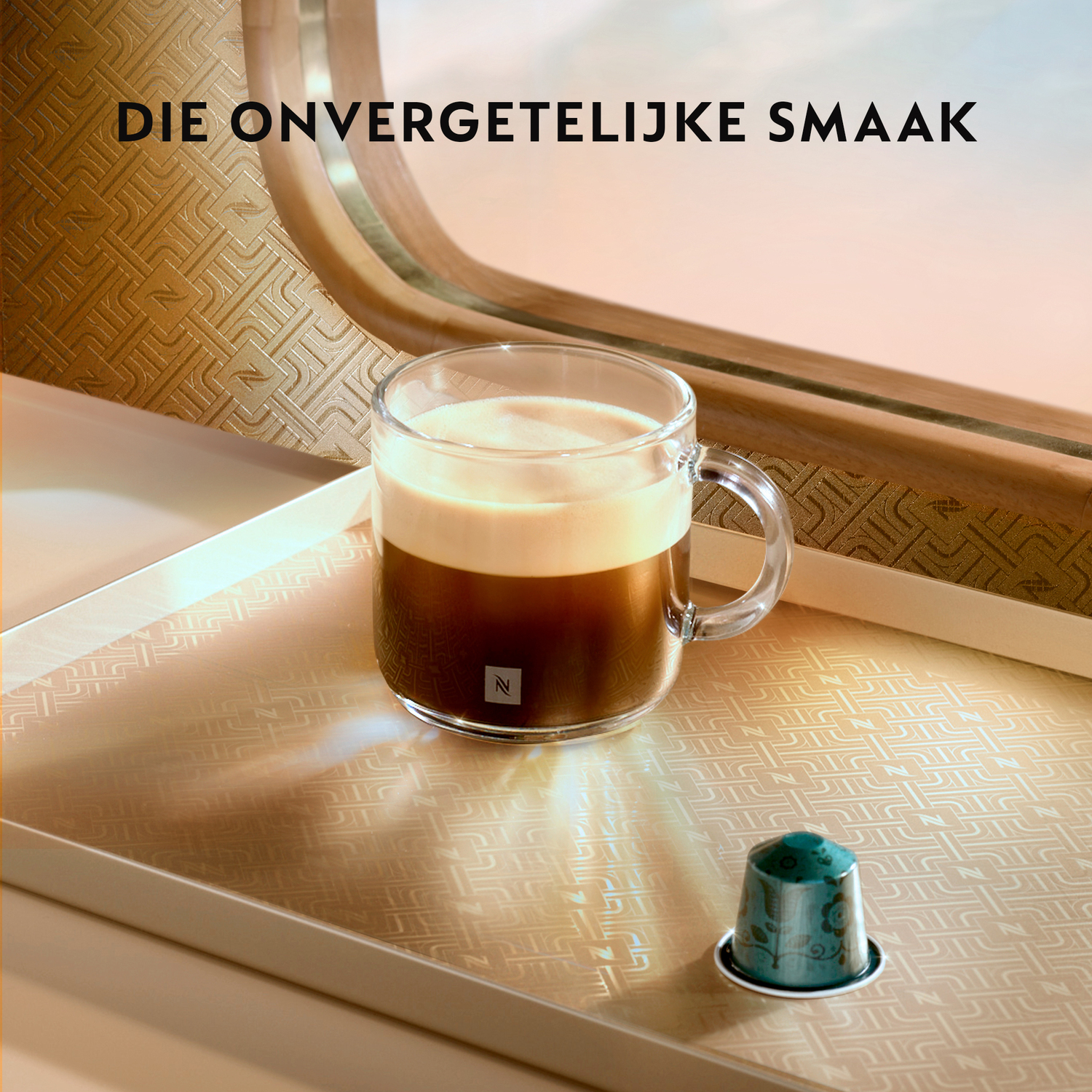Koffie in een glazen mok op een dienblad, met een groene koffiecapsule. Achtergrond: getextureerd raam.