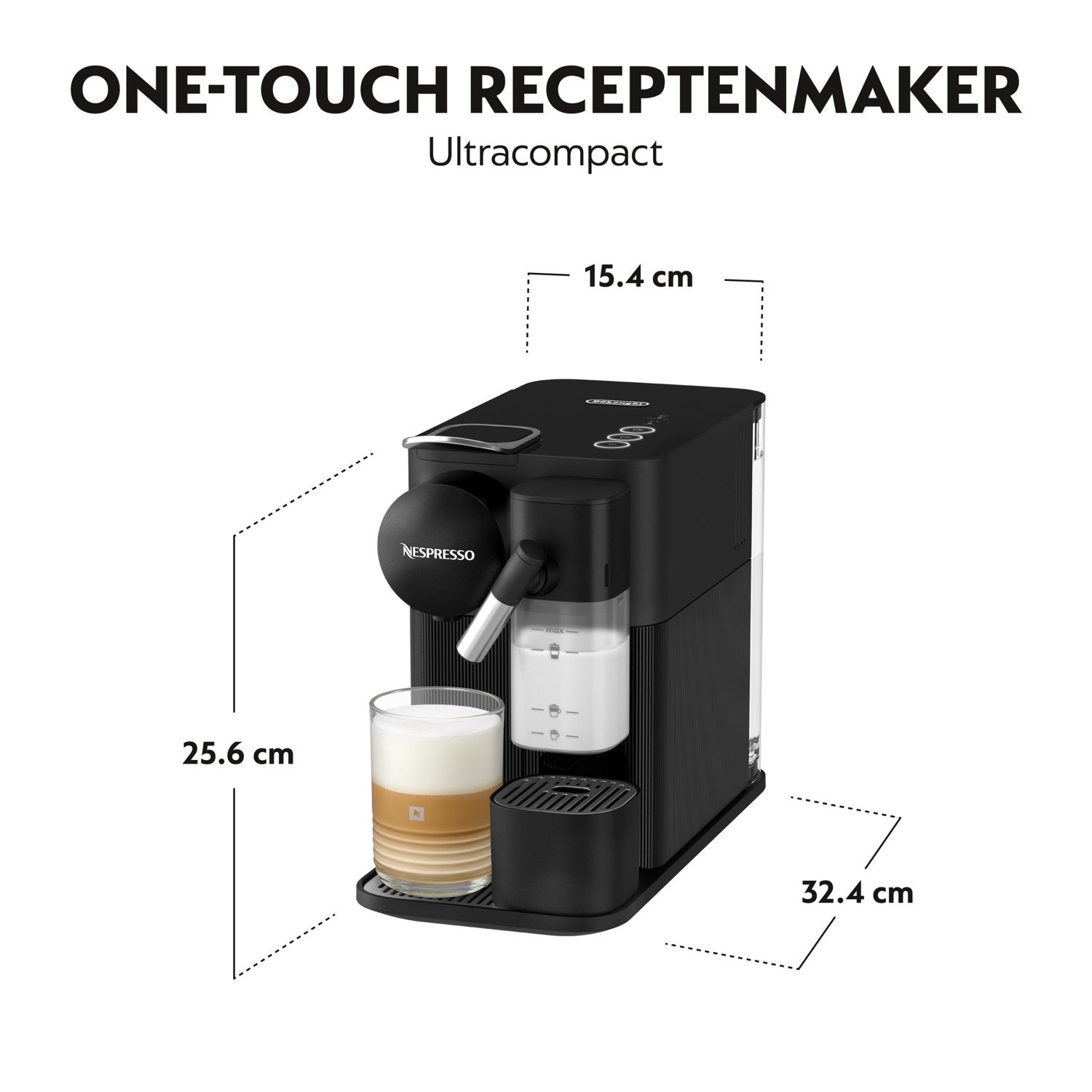 Zwarte koffiemachine met een glas latte, afmetingen aangegeven. 25,6 cm hoog, 32,4 cm breed, 15,4 cm diep.