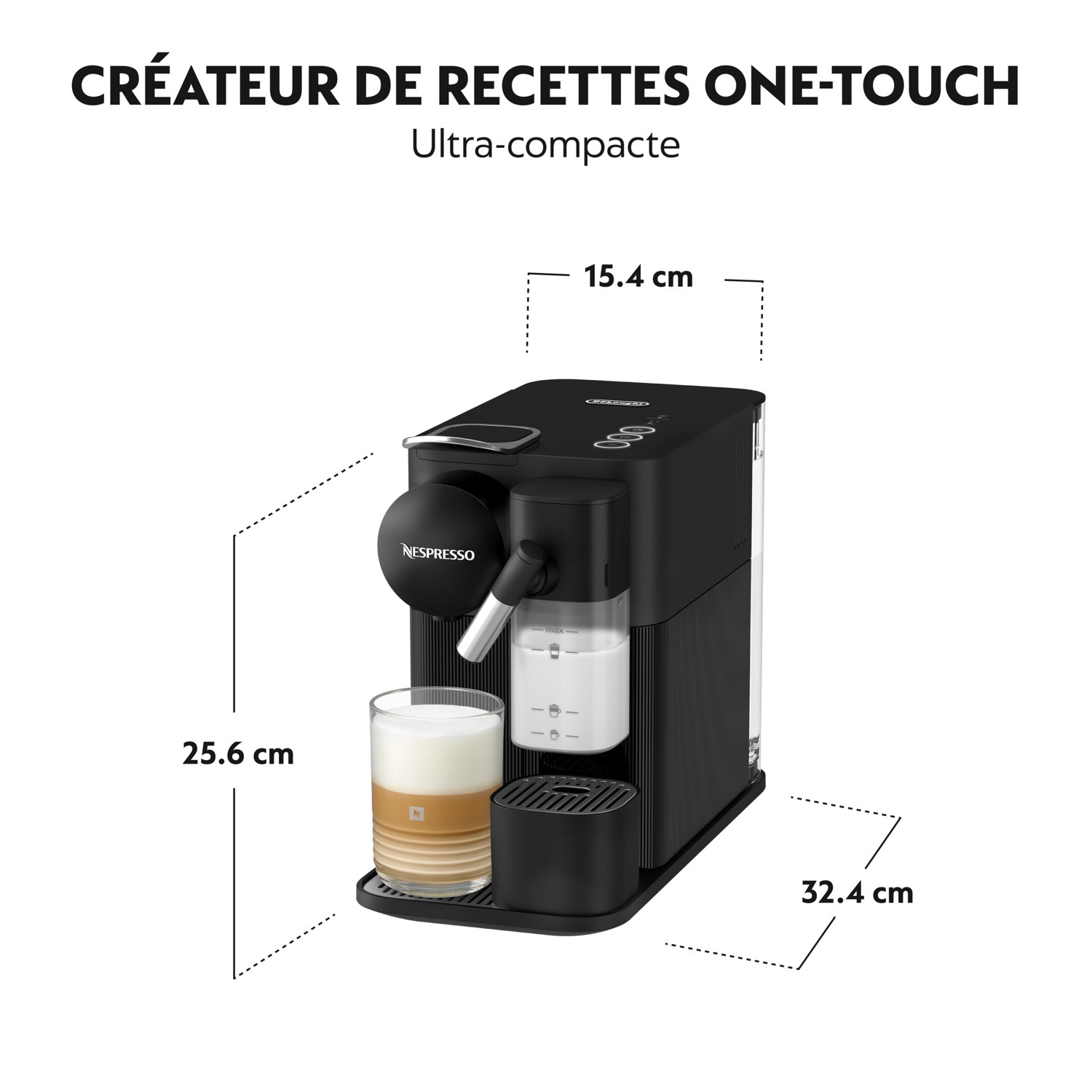Machine à café noire avec un verre de latte, dimensions indiquées. 25,6 cm de haut, 32,4 cm de large, 15,4 cm de profondeur.