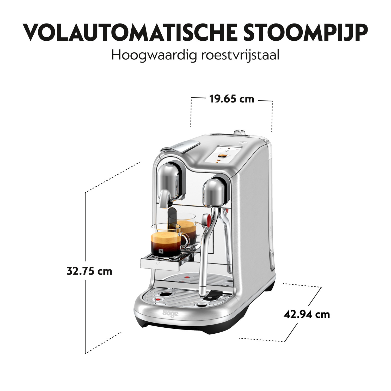 Een zilverzwarte koffiemachine met afmetingen, met een kopje koffie op de lade.