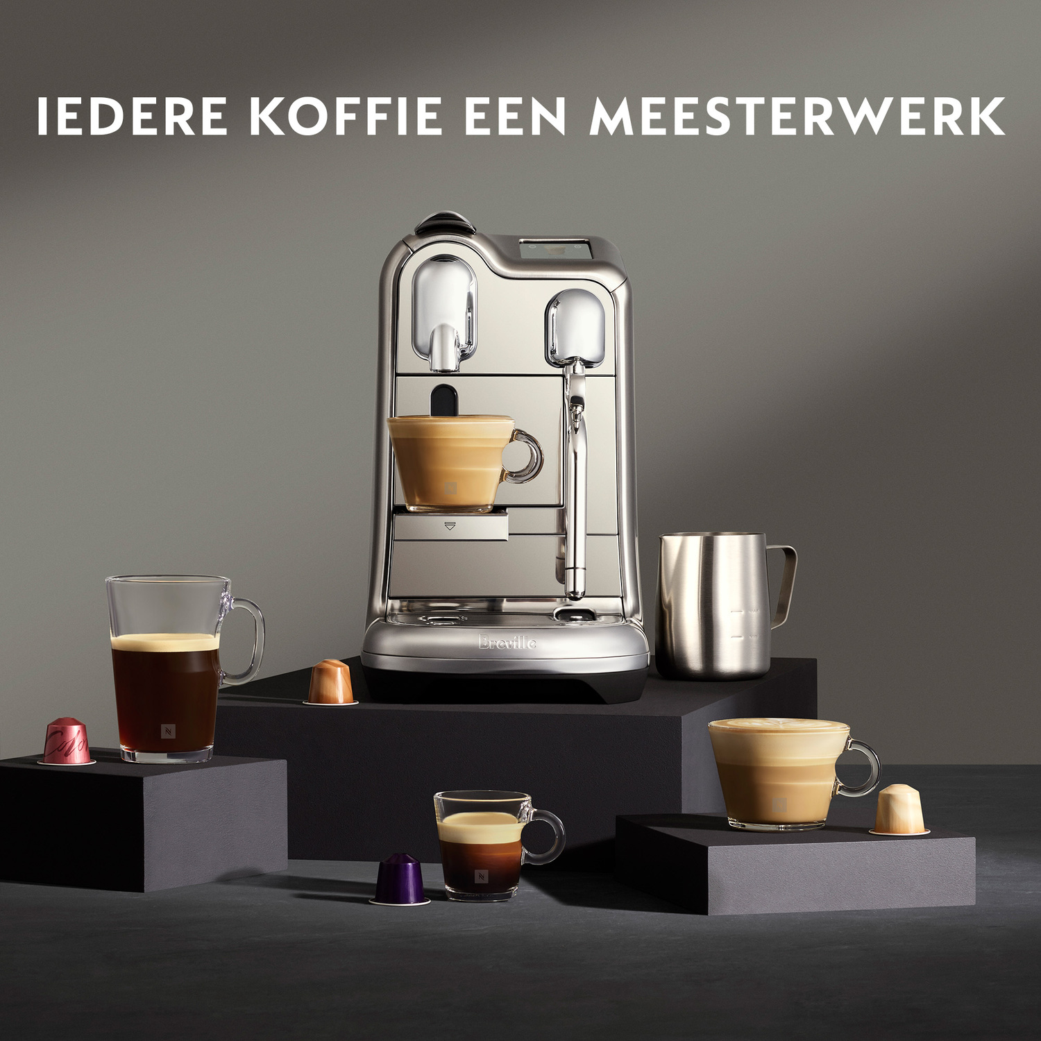 Een zilveren koffiemachine met meerdere kopjes koffie met koffiepads.