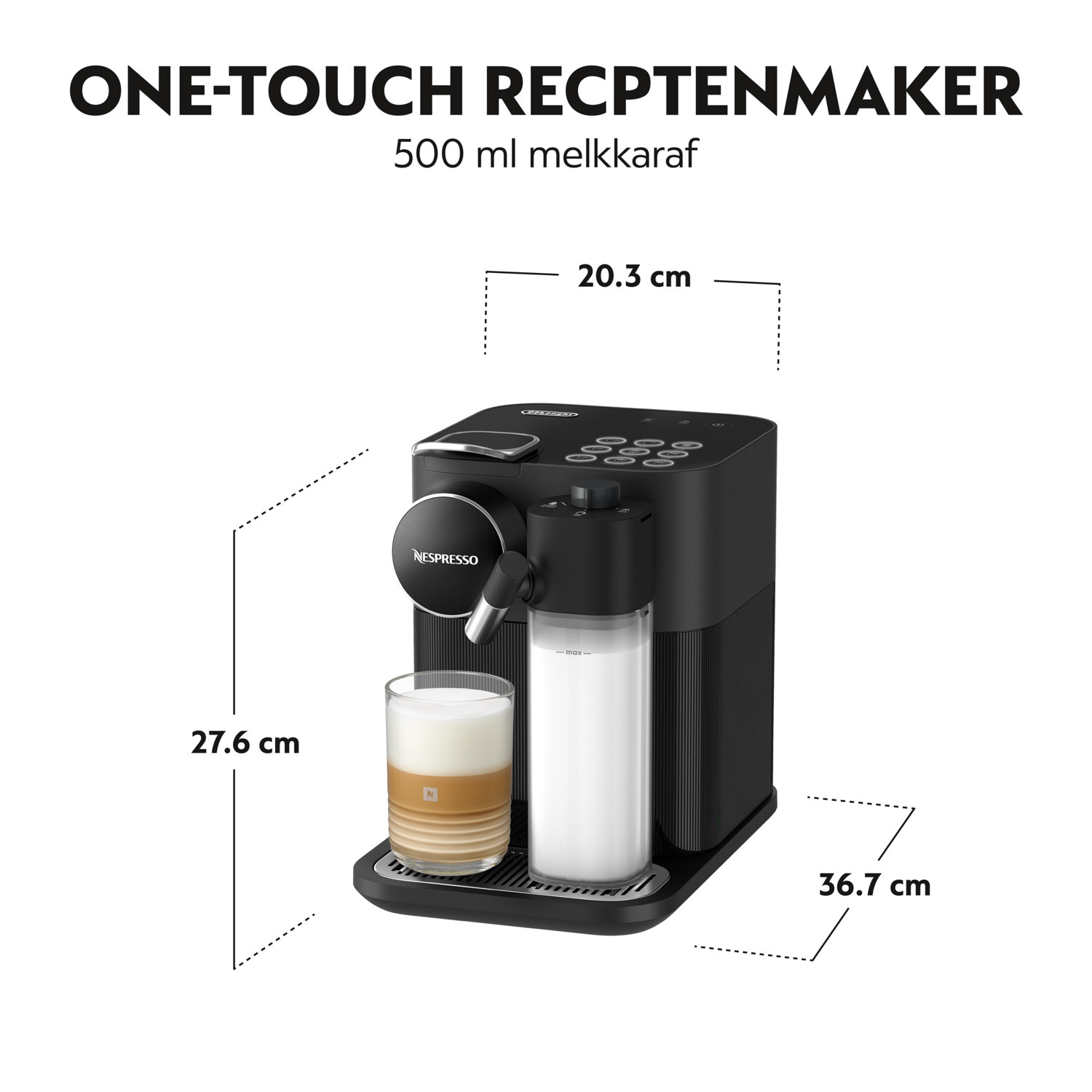 Zwarte Nespresso machine met afmetingen. Melkopschuimer, glas latte. Witte achtergrond.