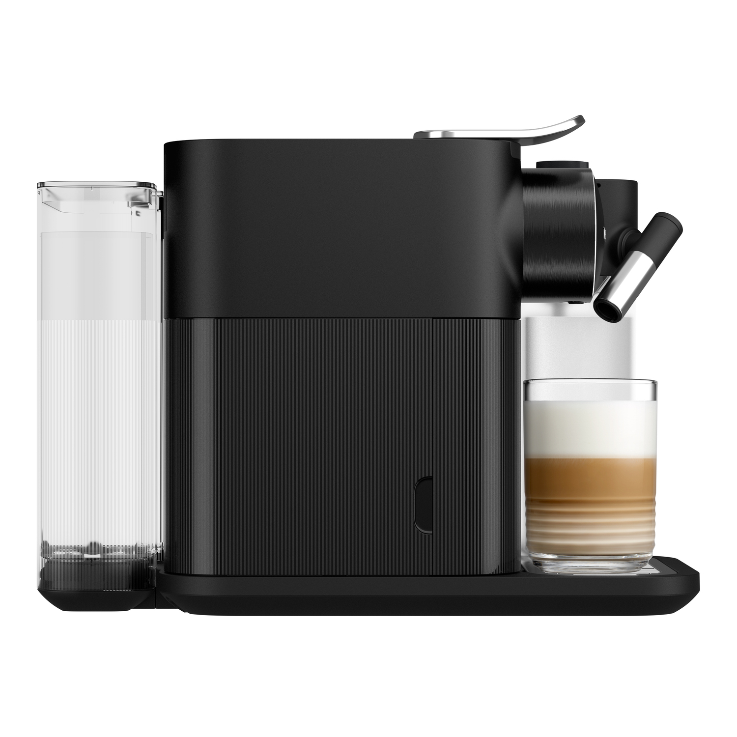 Zwarte koffiemachine met watertank en een glas latte.