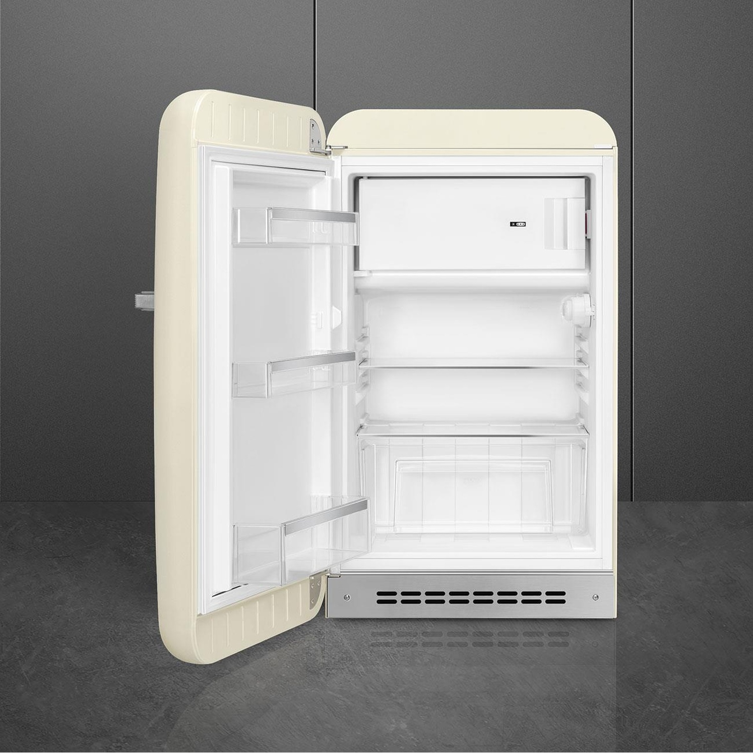 Frigorifero Smeg crema aperto. Interno con ripiani, cassetti e piccolo scomparto freezer.