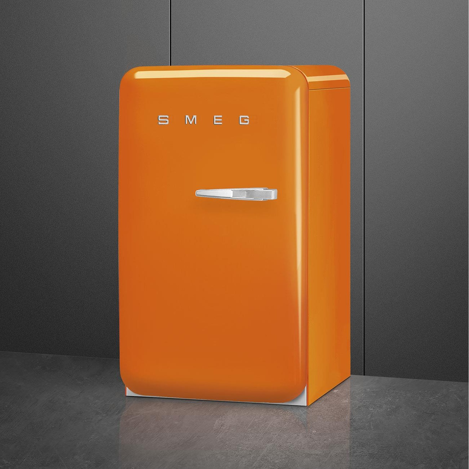 Frigorifero SMEG arancione, in piedi su una superficie, vista laterale.