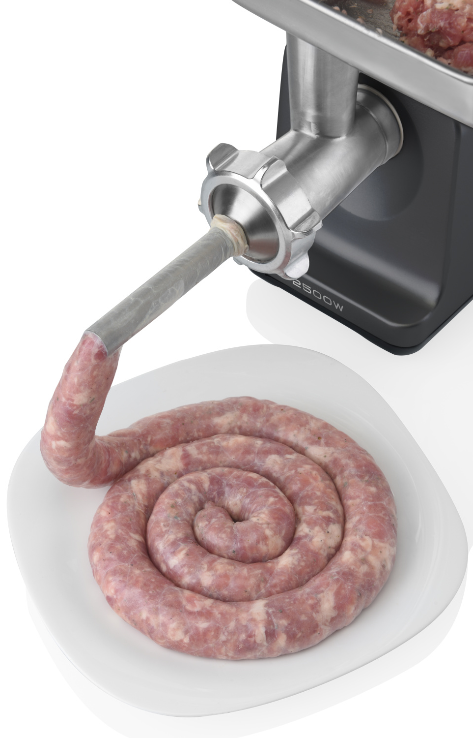 Húsdaráló kolbászkészítéssel. A kolbász egy fehér tányérra kerül.