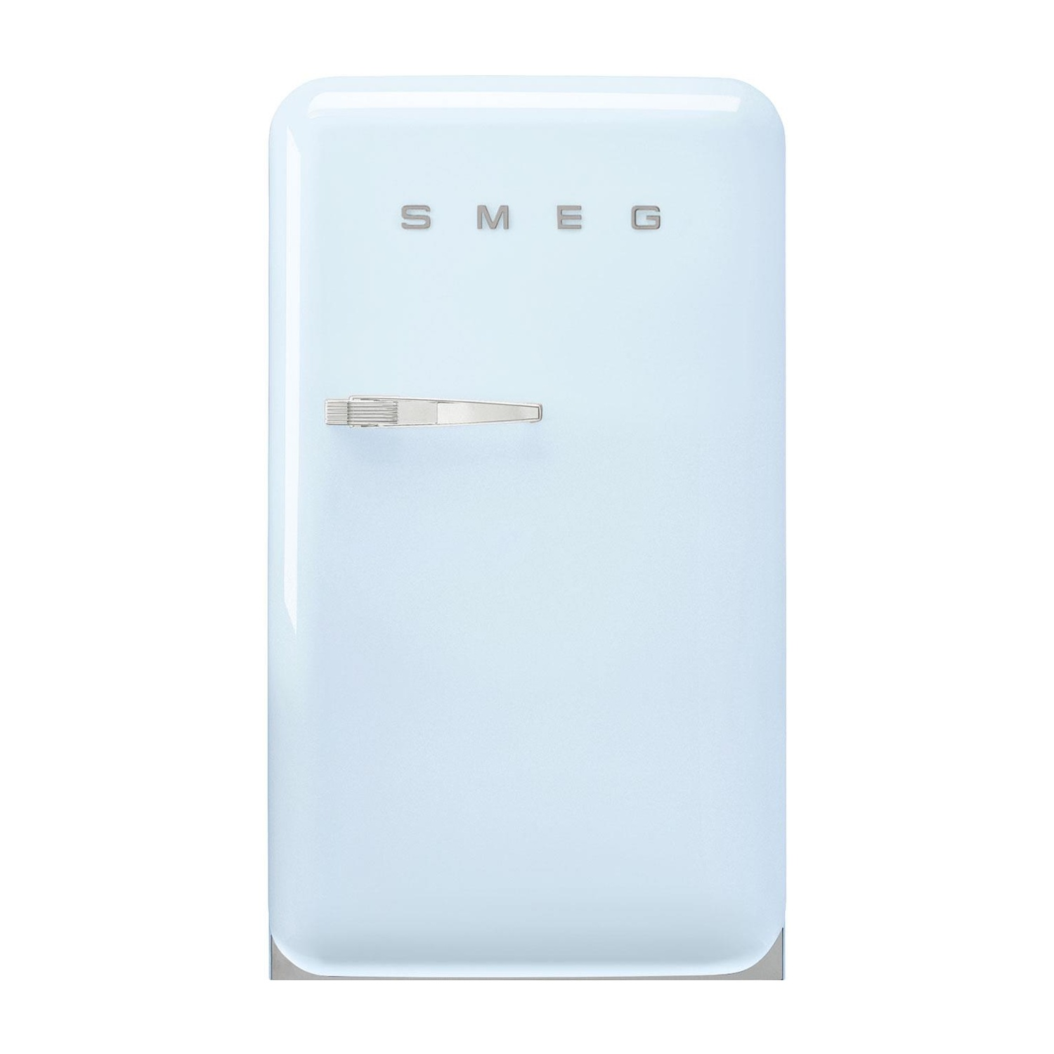 Frigorifero retrò azzurro. La maniglia e il logo sono argentati. Sfondo bianco.
