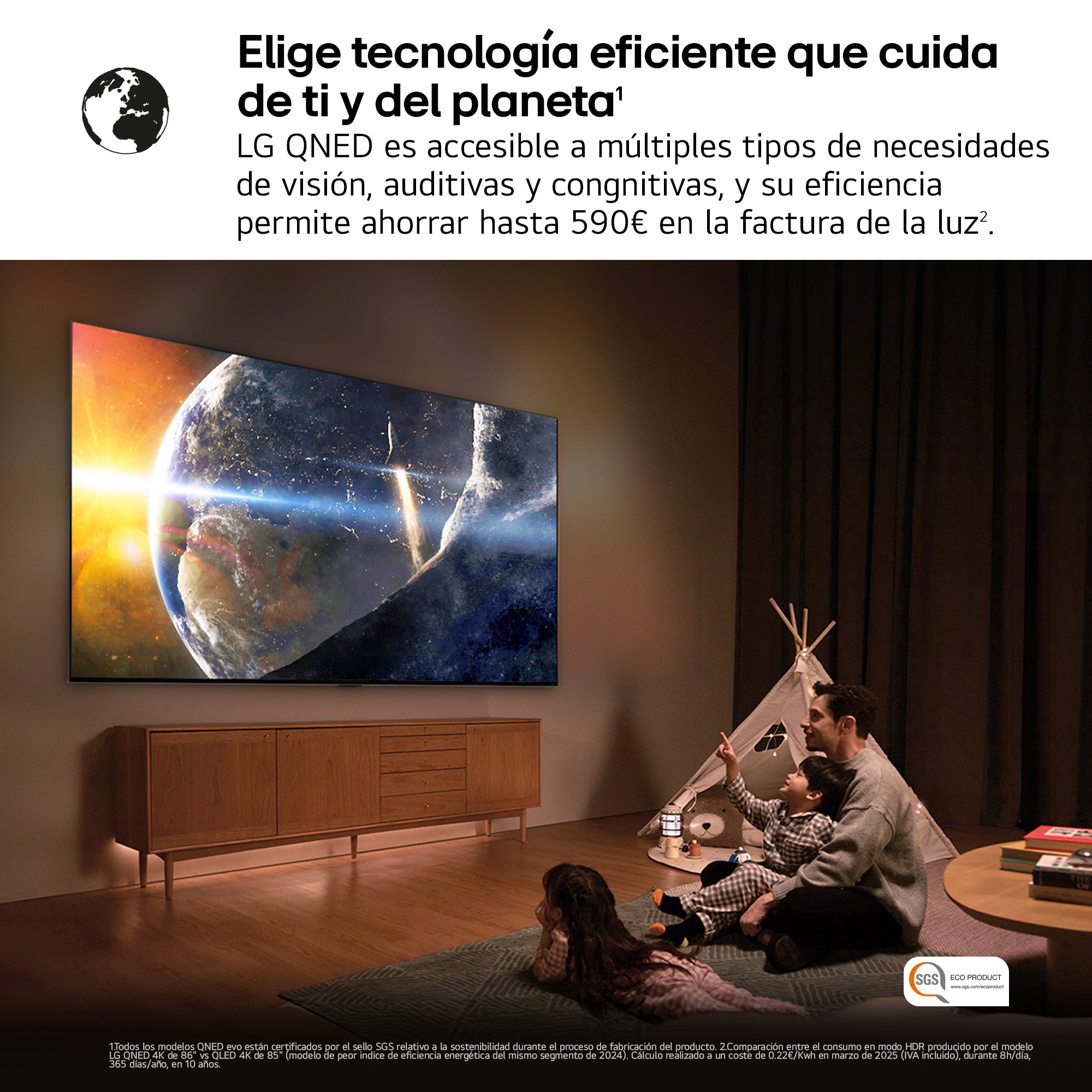 Una familia en una sala de estar viendo la televisión, con la Tierra en la pantalla y una etiqueta de producto ecológico.