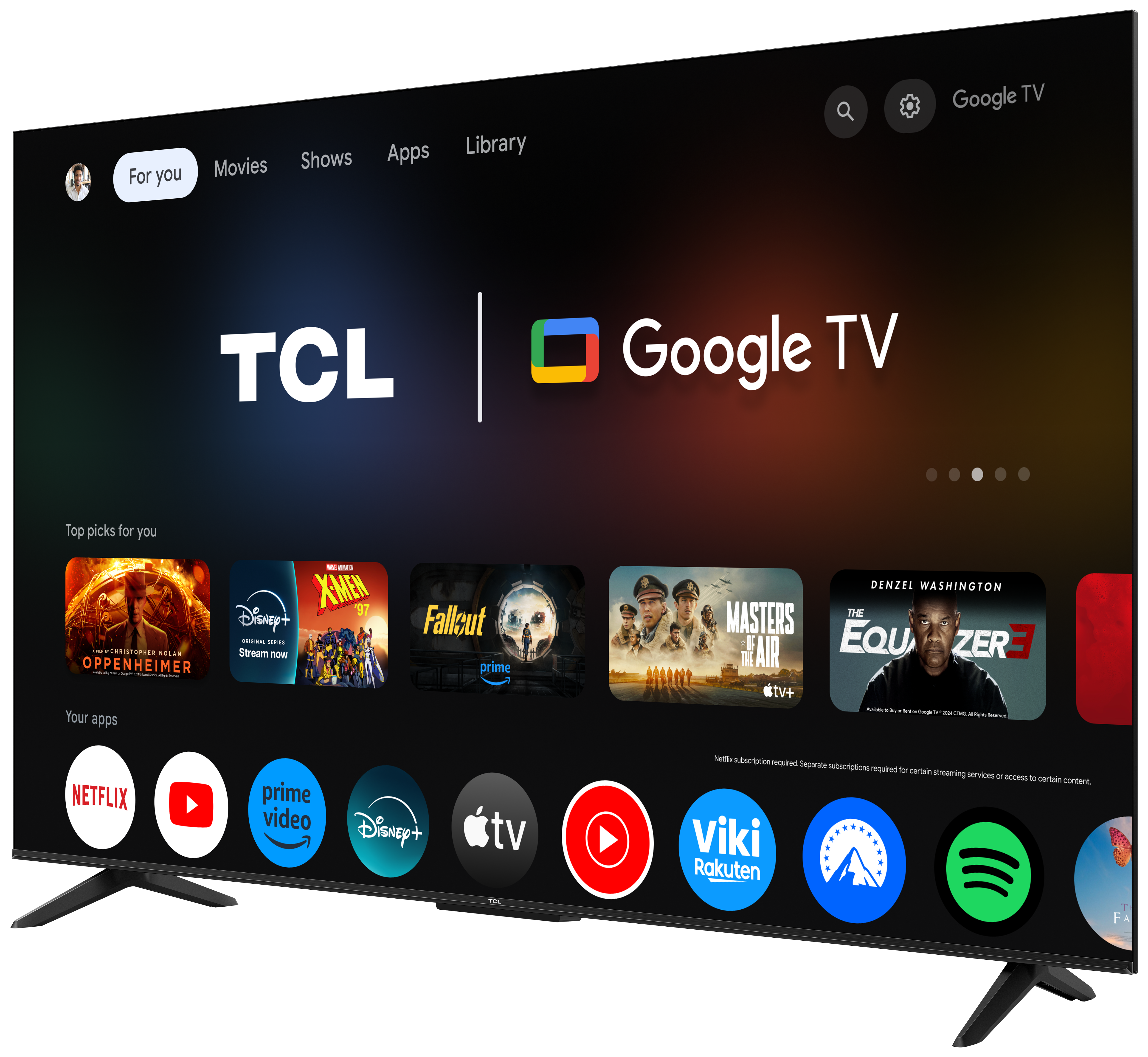 Widok z boku czarnego telewizora TCL na stojakach.