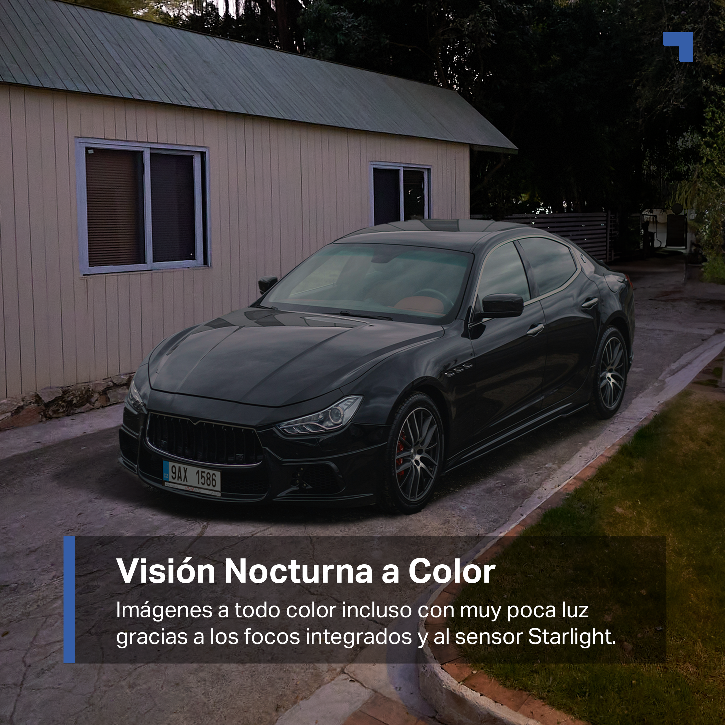 Coche negro aparcado en una entrada por la noche. La casa está al fondo. La imagen muestra una escena nocturna.