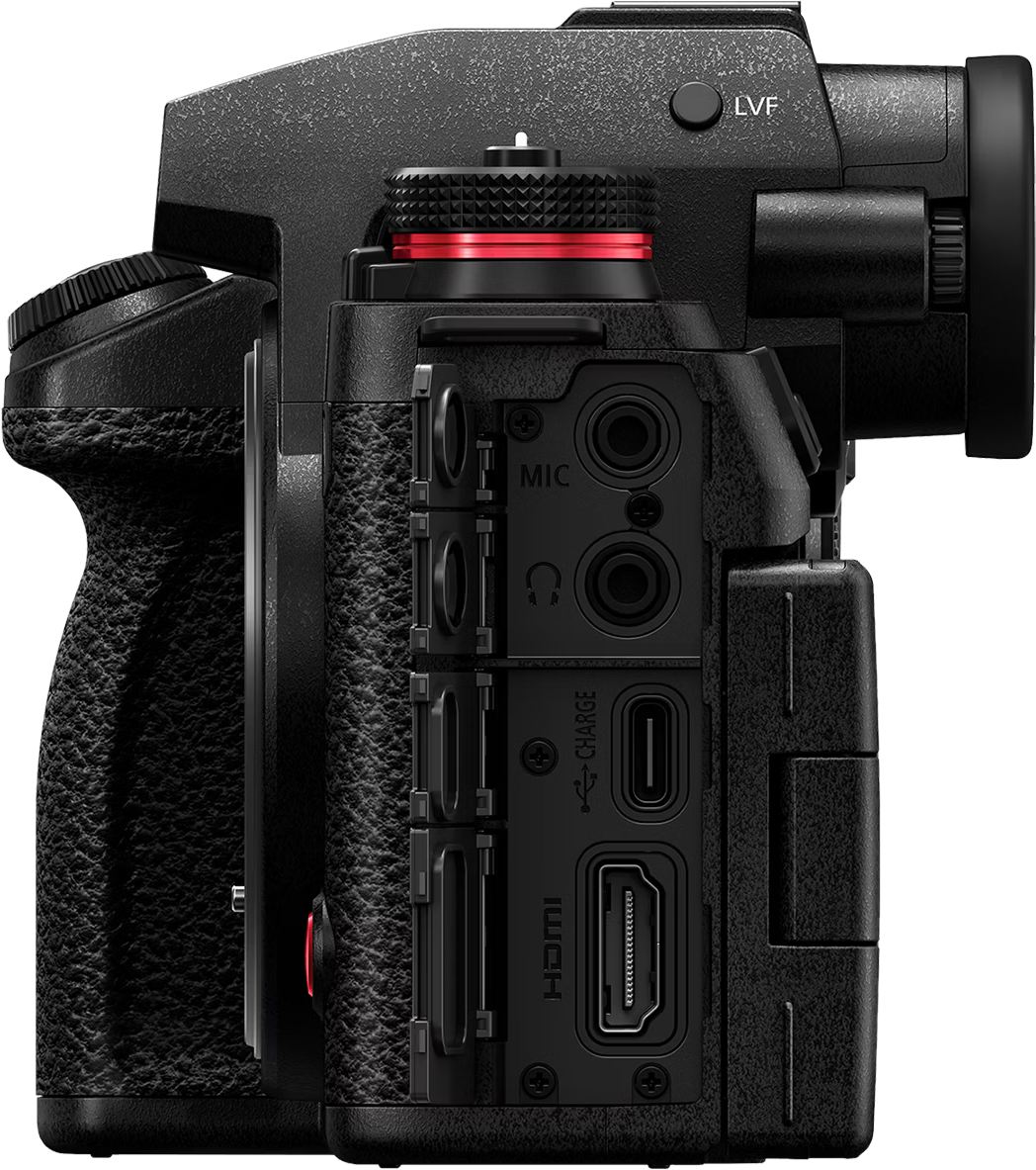Vue latérale d'un appareil photo noir.  Affiche les ports pour micro, casque, HDMI et chargement.