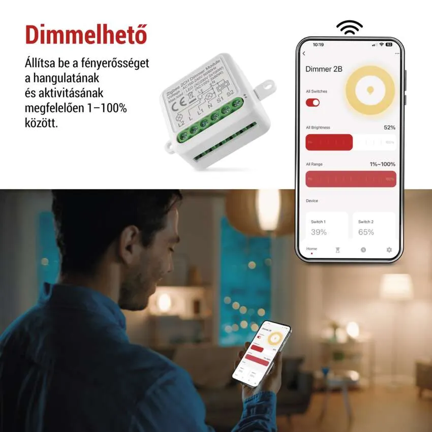 Egy férfi telefonnal állítja be a fényerőt egy nappaliban, okosotthon eszközökkel.