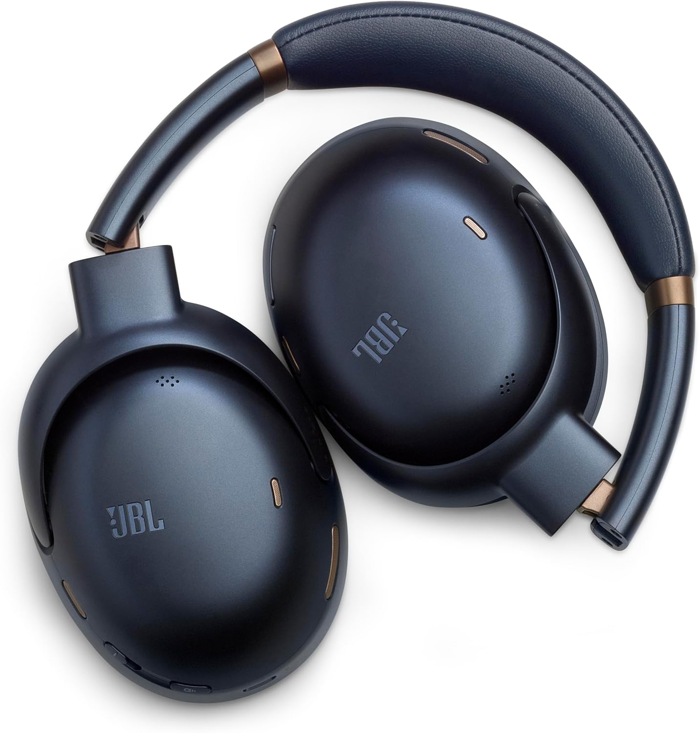 Auriculares azul oscuro plegados. Detalles dorados, logo JBL en las orejeras.