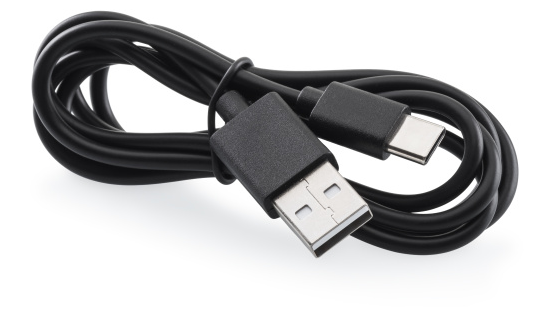 Fekete USB töltőkábel. USB-A és USB-C csatlakozók. Fehér háttéren feltekerve.