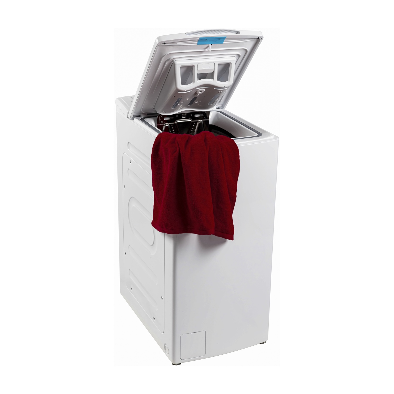 Lavatrice bianca con coperchio aperto, asciugamano rosso all'interno. Sfondo bianco.