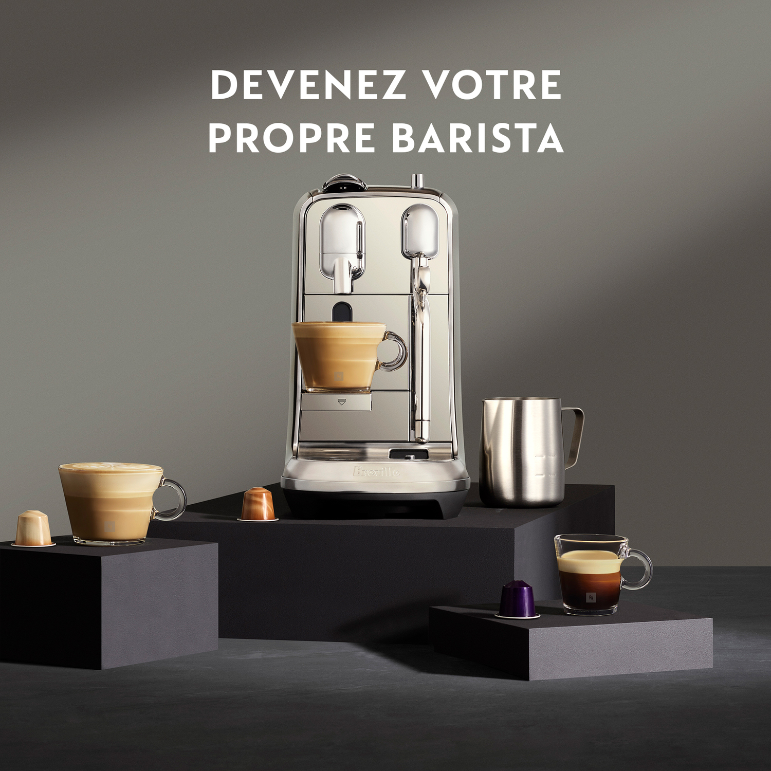 Machine à café avec café, pichet à lait et capsules sur une surface sombre.